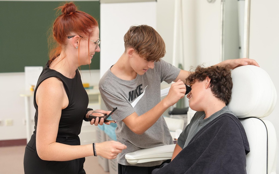 Meisterin Stefanie Simandl zeigt das fachgerechte Schminken.