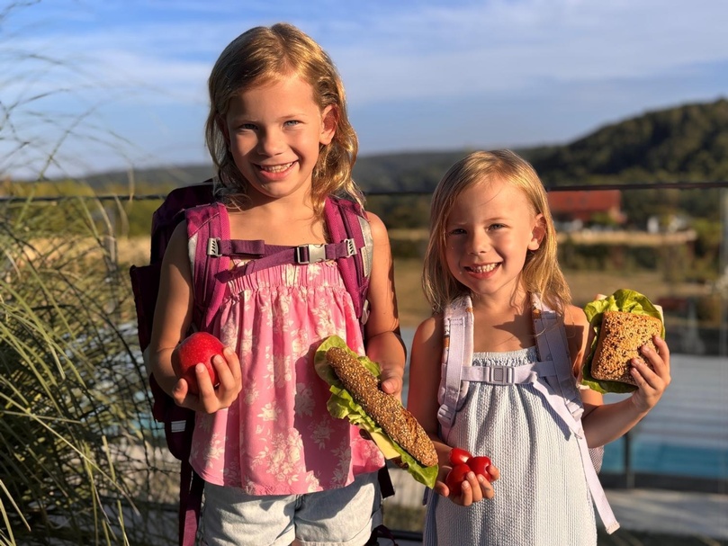 Luisa und Lorena mit einer gesunden Jause gestärkt für den Schulbeginn. 