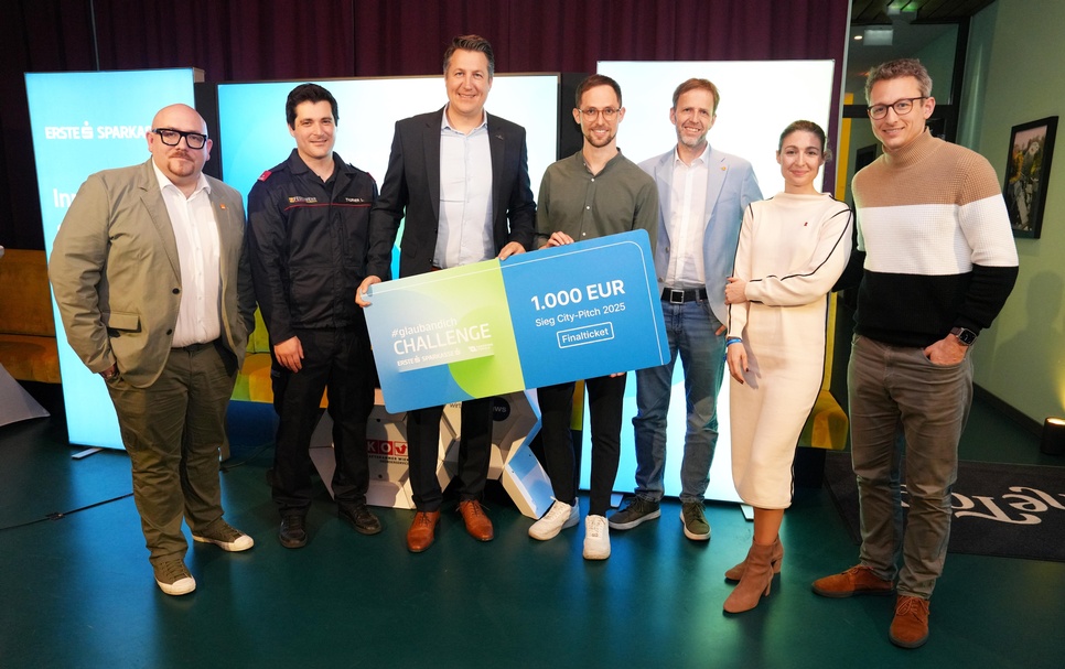 Florian Piff, Lukas Thurner („FireFighter Rescue App“), Rainer Schuster und Patrick Reinfeld („Pflegenavi“), Michael Sedlak, Carmencita Nader und Jakob Detering (Jury) (v. l.). 