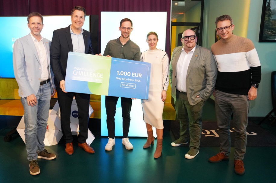 Michael Sedlak (Jury), Rainer Schuster und Patrick Reinfeld („Pflegenavi“), Carmencita Nader, Florian Piff und Jakob Detering (Jury) (v. l.).