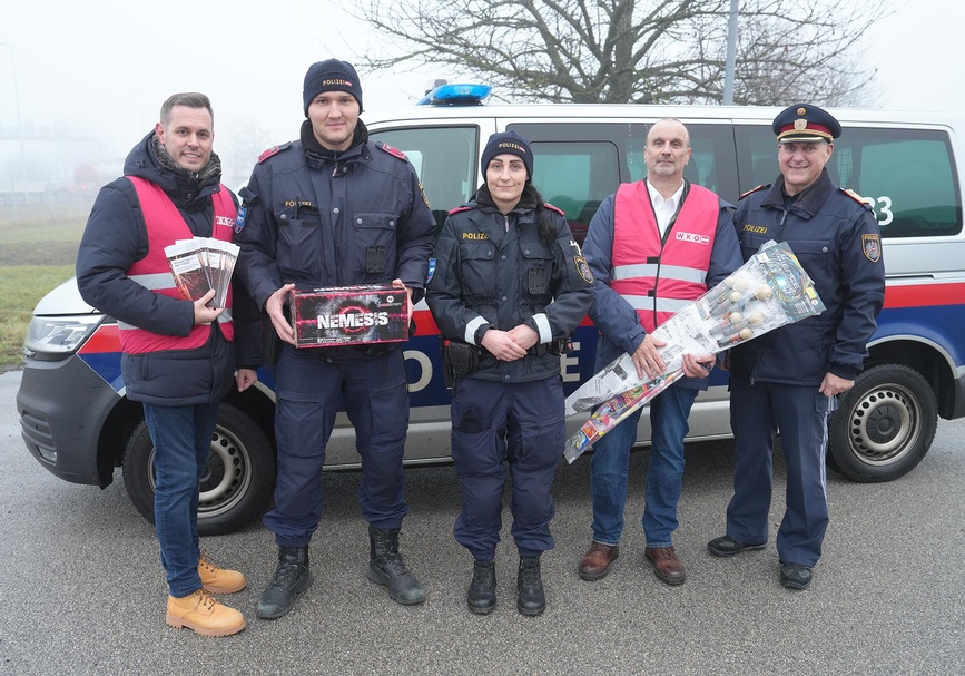 Florian Schober (WK; l.), Christian Frener (Sprecher der Pyrotechnikhändler der Wirtschaftskammer Burgenland; 2. v. r.) und Generalmajor Werner Fasching (Landespolizeidirektor-Stv.; r.) mit Exekutivbeamten 