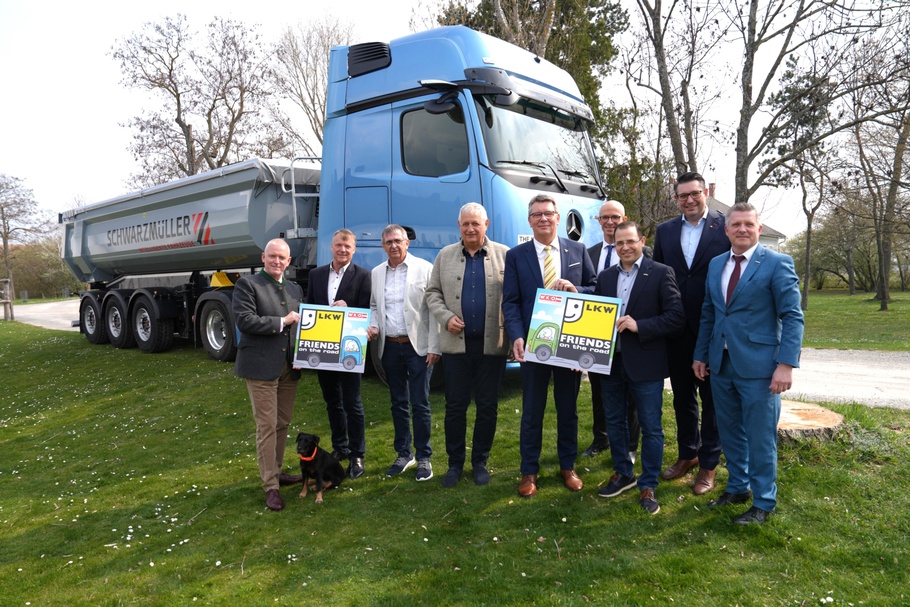 KommR Arthur Waniek (Fachgruppenobmann-Stv. Wien), KommR Bruno Urschitz (Fachgruppenobmann Kärnten), Rudolf Pallisch (Fachgruppenobmann-Stv.), KommR Hans Dieter Buchinger (Spartenobmann), Roman Eder (Fachgruppenobmann), Armin Manutscheri (Fachverbandsgeschäftsführer), Mst. Andreas Wirth (Wirtschaftskammerpräsident), Markus Fischer (Fachverbandsobmann) und Bernhard Dillhof (Fachgruppengeschäftsführer) (v. l.) <br />
