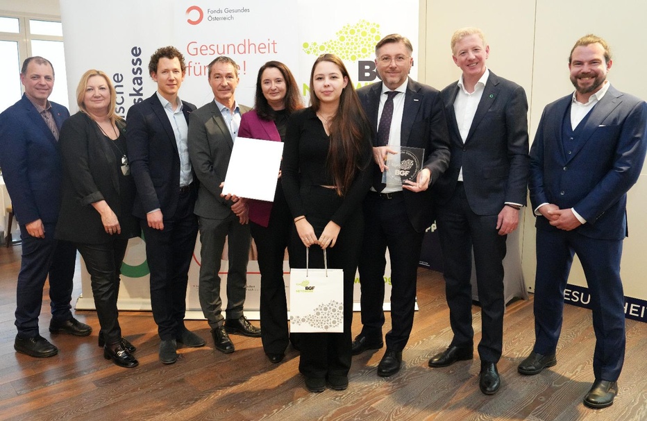 Gert Lang (Fonds Gesundes Österreich), Sabine de Martin de Gobbo (Vorsitzende des Landesstellenausschusses der ÖGK), Christoph Schnitter, Christian Mancs, Claudia Scherz und Jessica Posch (WK-Projektteam) sowie Wirtschaftskammerdirektor Harald Schermann, Peter McDonald (Vorsitzender ÖGK-Verwaltungsrat) und Andreas Maier (BM für Soziales, Gesundheit, Pflege und Konsumentenschutz) (v. l.). 