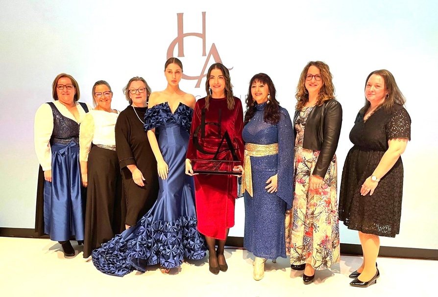 Anita Haubenhofer, Karin Ordelt, Fachjury-Mitglied Gabriele Pastler, Model, Gewinnerin Elke Acs, KommR Mst.in Martina Mohapp, Petra Schumich und Dagmar Regner (v. l.). 
