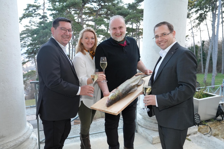 „Auf den Fisch gekommen“: Matthias Mirth (Obmann der Fachgruppe Gastronomie), Michala und Michal Rabina („Die Alm by Rabina“, Eisenstadt) und Wirtschaftskammerpräsident Andreas Wirth (v. l.). 