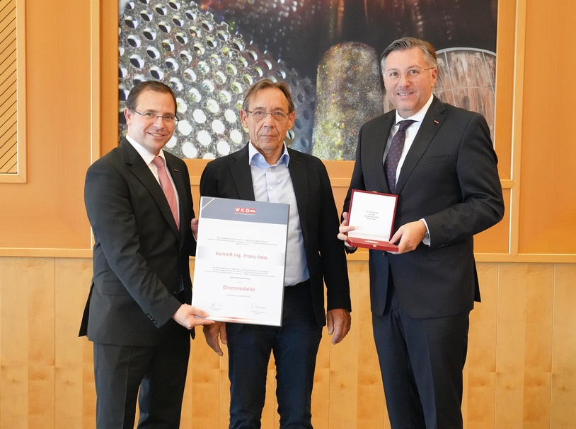 Ehrenmedaille: Wirtschaftskammerpräsident Mst. Andreas Wirth, KommR Franz Hess und Wirtschaftskammerdirektor Harald Schermann<br />
<br />

