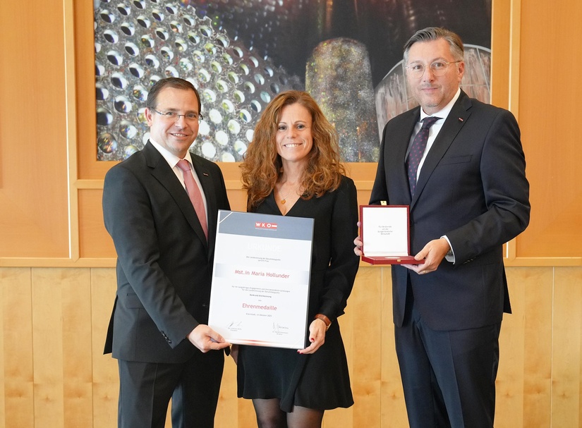 Ehrenmedaille: Wirtschaftskammerpräsident Mst. Andreas Wirth, Mst.in Maria Hollunder und Wirtschaftskammerdirektor Harald Schermann