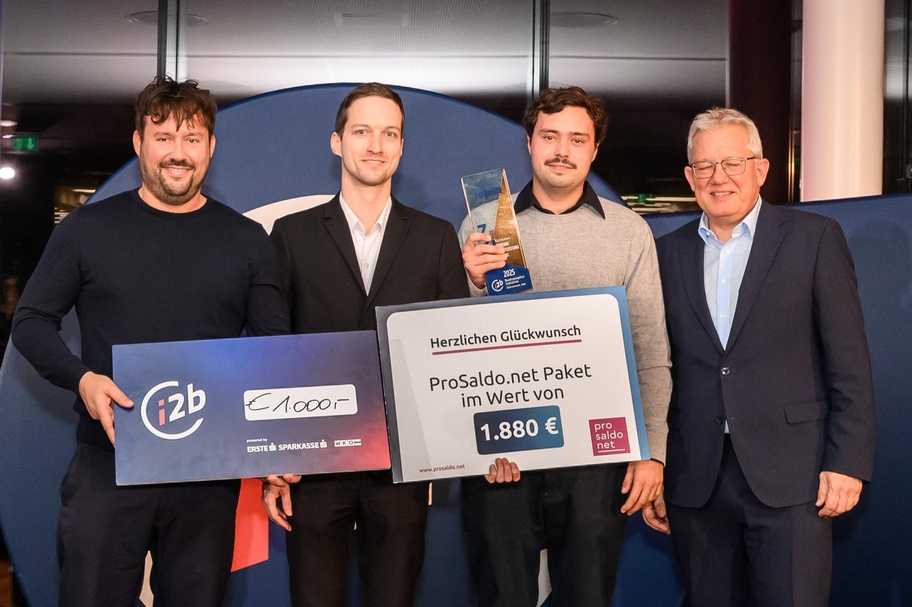 Platz 3 in der Kategorie „Dienstleistung, Gewerbe, Handel“ für die „voltalux“-Gründer Maximilian Reimann-Gajdusek (l.) und Florian Gajdusek (2. v. r.)