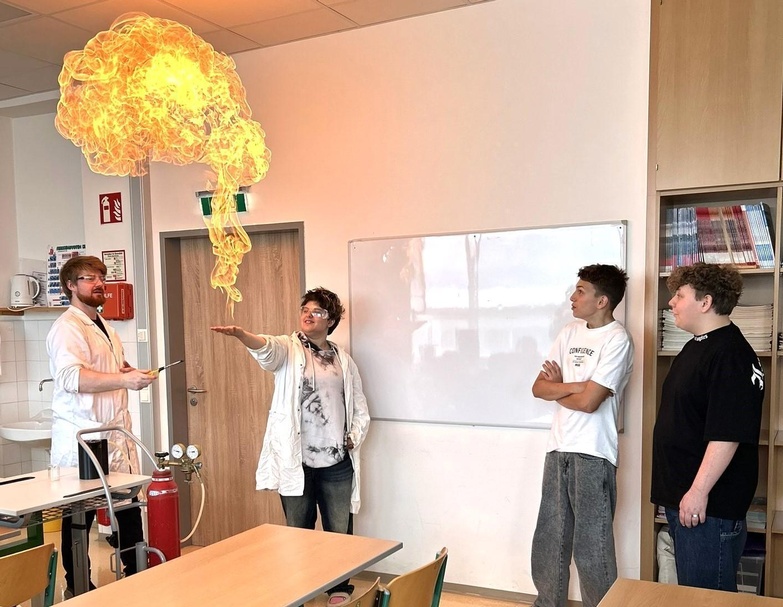 Vortragender Matthias Bergthaler mit Mia Thiel, Mikel Pepaj und Tobias Tamerler (v. l.).