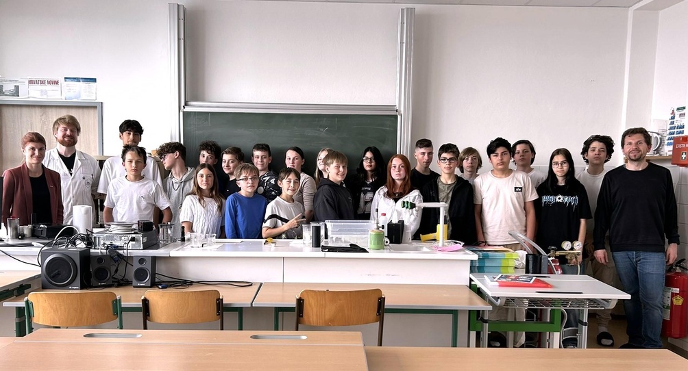 Catharina Ferencsak (WKB), Vortragender Matthias Bergthaler (v. l.) und Chemie-Lehrer Markus Halper (r.) mit an NAWI – Interessierten Schülerinnen und Schülern der 3. Klassen der MS Rosental.