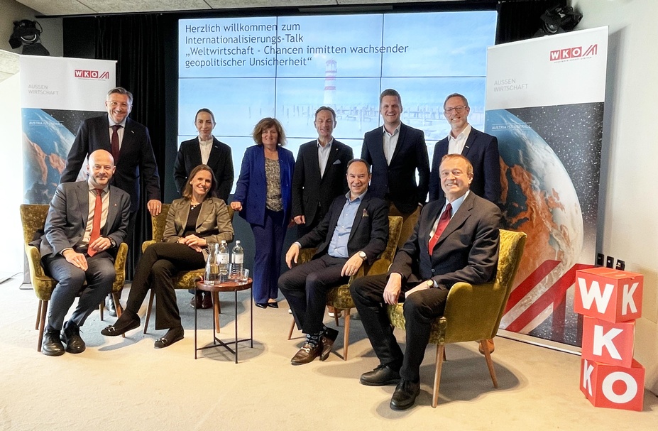 Christian Fuchssteiner (AC Shanghai), Gerrit Hengstler (AC Mexiko), Hans-Jörg Hörtnagl (AC New Delhi), Herman Ortner (AC Taipei) (sitzend v. l.) sowie Harald Schermann (Wirtschaftskammerdirektor), Melanie Wagner-Deli (Außenwirtschaft & EU), Doris Granabetter (Wirtschaftskammerdirektor-Stv.), Gregor Postl (AC Toronto), Michael Dobersberger (AC San Francisco) und Ewald Hombauer (Sparte Industrie) (stehend v. l.). 