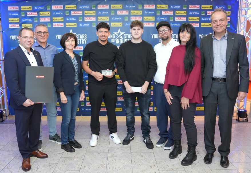 Isosport Verbundbauteile GmbH<br />
Wirtschaftskammerpräsident Mst. Andreas Wirth, Josef Haring, Birgit Schumich (Firmenrepräsentantin), Rafael Haring (4. Lehrjahr), Michael Kostenwein (3. Lehrjahr), Thomas Schmidt (Ausbilder), Angelika Prost (Firmenrepräsentantin) und Spartenobmann KommR Christoph Blum (v. l.) <br />
