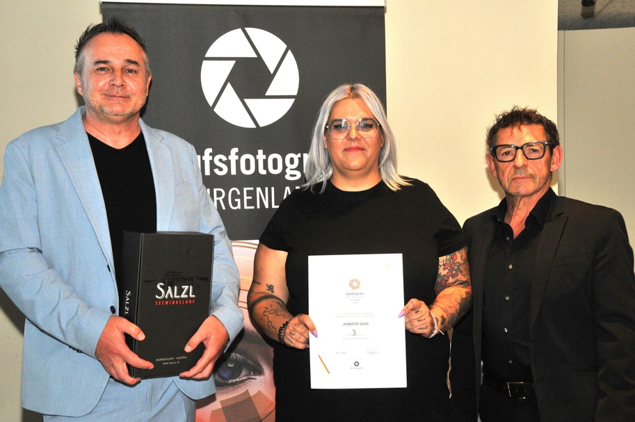 Fachgruppengeschäftsführer Thomas Kornfeind (l.) und Landesinnungsmeister Erwin Muik (r.) gratulierten Jennifer Vass. 