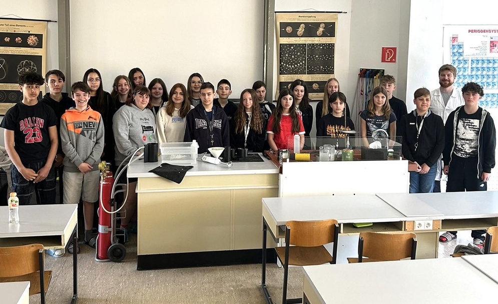 Vortragender Matthias Bergthaler (2.v.r.) mit der 3ud-Klasse des Josefinums Eberau.