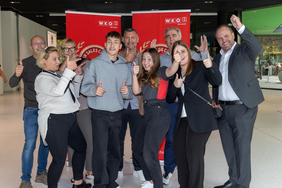 Ewald und Silvia Fellinger, Anita Gartner-Höfler (Sport Pilz INTERSPORT Oberwart-Shopleiterin), Simon Fellinger, Spartenvertreter René Mahlknecht, Anna Kravets, Andreas Hackl (Kastner Abholmarkt-Standortleiter), Nadine Scholz (Kastner Abholmarkt) und Spartengeschäftsführer Christoph Gruber (v. l.) 