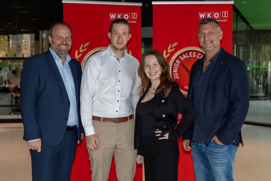 Spartengeschäftsführer Christoph Gruber, Markus Szabo (Verkaufsleiter bei XXXLutz in Eisenstadt), Lena Sophie Surböck und René Mahlknecht, Obmann des Landesgremiums Maschinen- und Technologiehandel (v. l.)  