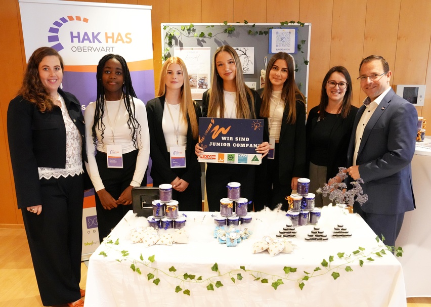 Die Zweitplatzierten „LaHoko“ mit Junge Wirtschaft-Landesvorsitzender Bea Ulreich (l.), Junge Wirtschaft-Landesgeschäftsführerin Birgit Halper (2. v. r.) und Wirtschaftskammerpräsident Andreas Wirth (r.).