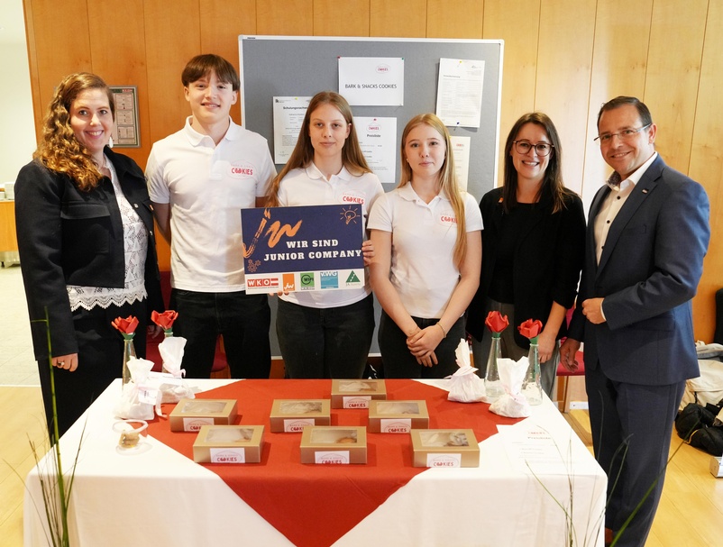 Die Drittplatzierten „Bar & Snack Cookies“ mit Junge Wirtschaft-Landesvorsitzender Bea Ulreich (l.), Junge Wirtschaft-Landesgeschäftsführerin Birgit Halper (2. v. r.) und Wirtschaftskammerpräsident Andreas Wirth (r.).