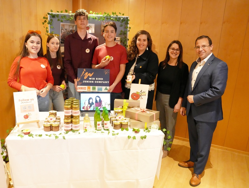 Gratulationen für den Gewinner „ApfelRausch“ gab es auch von Wirtschaftskammerpräsident Andreas Wirth, Junge Wirtschaft-Landesgeschäftsführerin Birgit Halper und Junge Wirtschaft-Landesvorsitzender Bea Ulreich (v. r.).