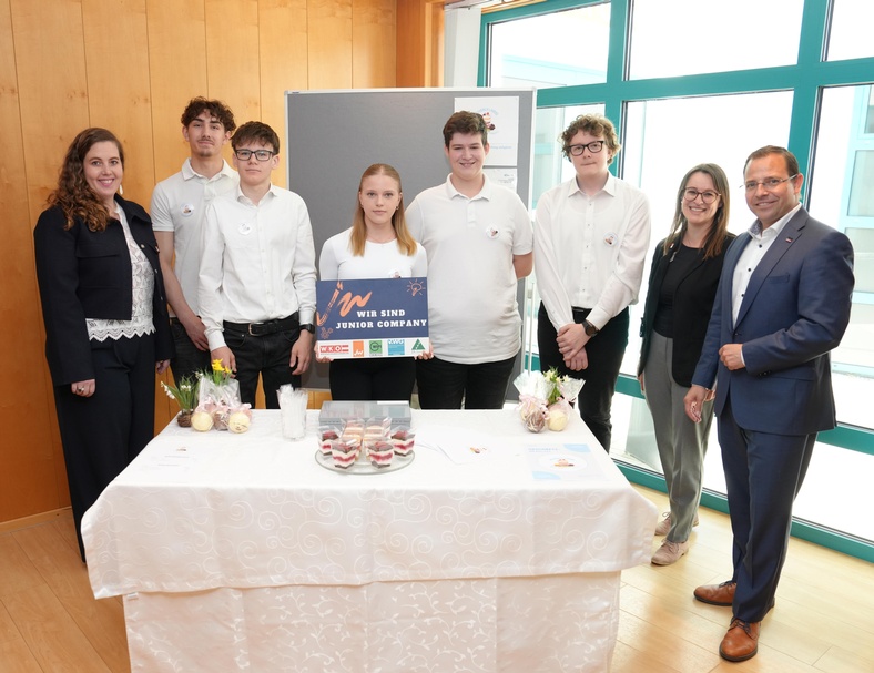 Die Sonderpreis-Träger „Heavenly Layers“ mit Junge Wirtschaft-Landesvorsitzender Bea Ulreich (l.), Junge Wirtschaft-Landesgeschäftsführerin Birgit Halper (2. v. r.) und Wirtschaftskammerpräsident Andreas Wirth (r.). 