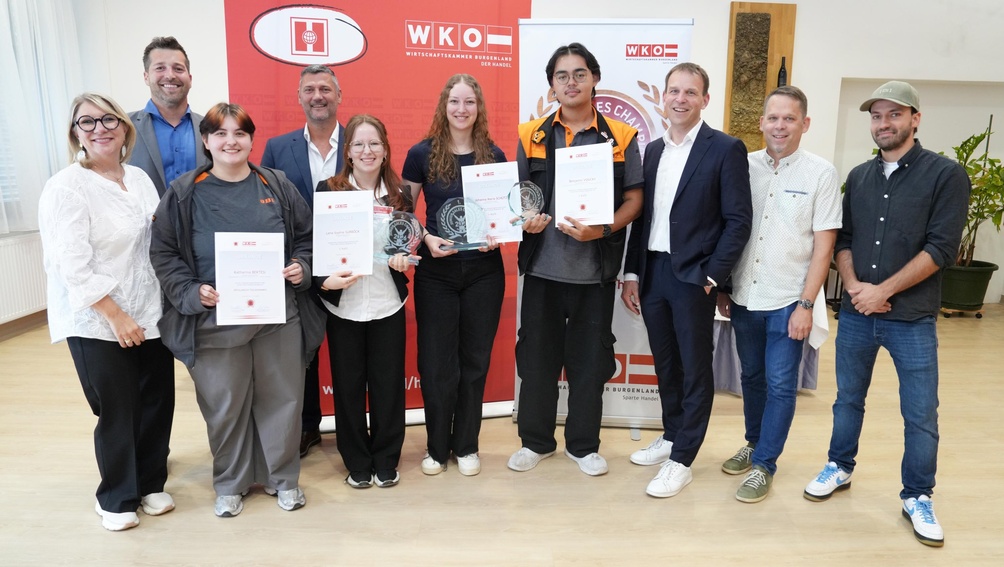 Sigrid Landauer-Knotek (Obfrau des Landesgremiums des Handels mit Mode und Freizeitartikeln), Manfred Moyses (Spartenobmann-Stv.), Teilnehmerin Katharina Bektesi, René Mahlknecht (Obmann des Landesgremiums Maschinen- und Technologiehandel), Lena Sophie Surböck, Johanna Maria Schütz, Benjamin Pranchai Vosicky, Eric Scharnitz (Vertriebsdirektor - REWE GROUP Österreich), Simon Bruckschwaiger (BS Eisenstadt) und Kevin Bauer (Obmann des Landesgremiums des Direktvertriebs) (v. l.) 