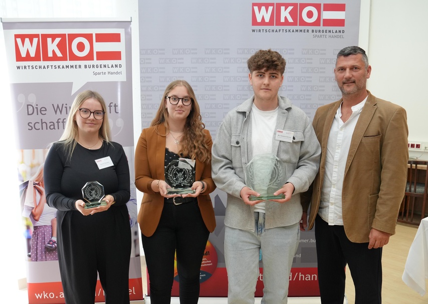 Die Drittplatzierte Sophie Tremmel (Lehrbetrieb Burgenland Energie AG, Eisenstadt), die Zweitplatzierte Jessica Goger (BAU & ARCHITEKTUR GmbH, Wolfau), Sieger Nico Andreas Freitag (Burgenland Energie AG, Eisenstadt) und René Mahlknecht (Obmann Landesgremium Maschinen- und Technologiehandel) (v. l.)