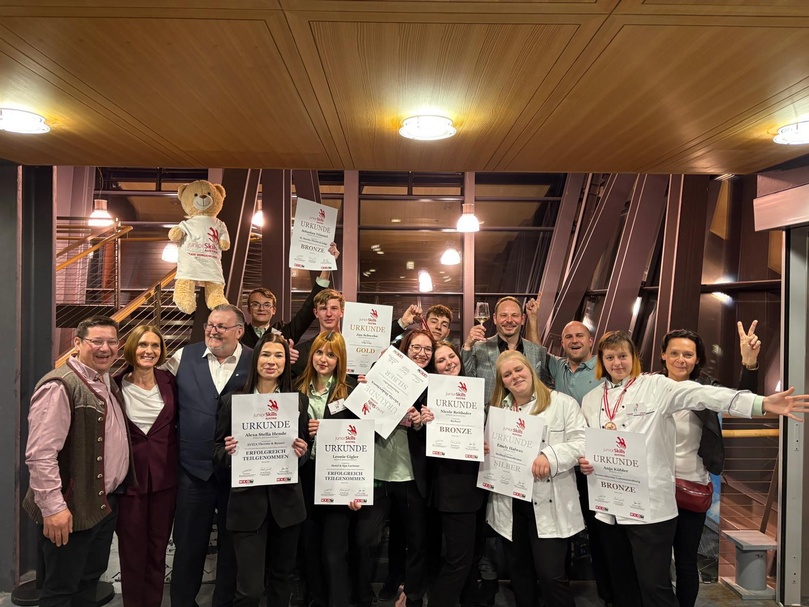 Fachgruppenobmann Matthias Mirth, Spartengeschäftsführerin Natascha Kummer, Fachgruppengeschäftsführer Franz Perner, Sebastian Trimmel, Alexa Stella Hende, Jahn Schwehn, Leonie Gigler, Valeriia Mokretsova, Dominik Rieger, Nicole Reithofer, Landesausbildungsexperte Simon Tury, Emely Halwax, Philipp Szemes, Anja Kübler und Sylvia Unger (v. l.) 