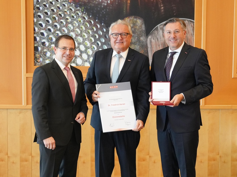 Ehrenmedaille: Wirtschaftskammerpräsident Mst. Andreas Wirth, Friedrich Karner und Wirtschaftskammerdirektor Harald Schermann