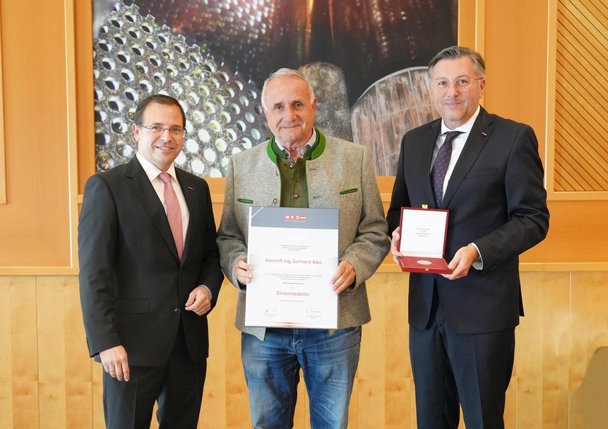 Ehrenmedaille: Wirtschaftskammerpräsident Mst. Andreas Wirth, KommR Gerhard Kast und Wirtschaftskammerdirektor Harald Schermann