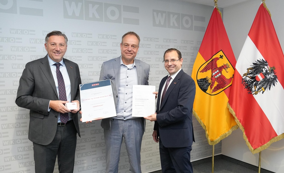 Wirtschaftskammerdirektor Harald Schermann (l.) und Wirtschaftskammerpräsident Mst. Andreas Wirth (r.) beglückwünschten Christoph Blum. 