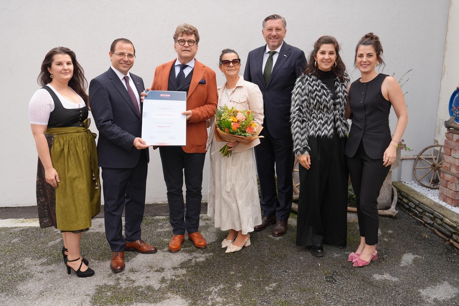 Wirtschaftskammerpräsident Mst. Andreas Wirth (2. v. l.) und Wirtschaftskammerdirektor Harald Schermann (3. v. r.) gratulierten Neo-Kommerzialrat Klaus Duller – hier mit Gattin Sonja (M.) und den Töchtern Susanne (l.), Julia und Sarah (r.).