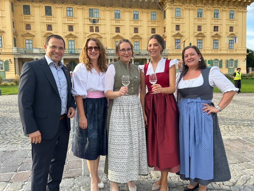 Wirtschaftskammerpräsident Andreas Wirth, Petra Schumich, Weinprinzessin Lena I., Weinkönigin Maria IV. und Dagmar Regner (v. l.) 