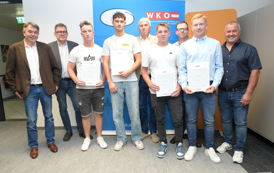 Hans Christian Tripamer (Tripamer Bau), Eduard Tschida (Kienzl Baugesellschaft), Stefan Riebenbauer (3. Platz), Landessieger Adrian Dobler, Landesinnungsmeister KommR Bernhard Breser, Moritz Pinter (2. Platz), Wilfried Tschürtz (VT-Bau), Stefan Huber (3. Platz) und Wolfgang Kremnitzer (Kremnitzer Bau)