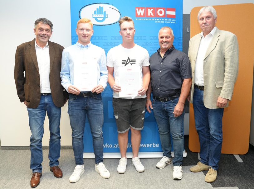 Stefan Riebenbauer aus Schäffern vom Lehrbetrieb Kremnitzer GmbH in Loipersdorf-Kitzladen mit Firmenchef Wolfgang Kremnitzer sowie Stefan Huber aus Riedlingsdorf vom Lehrbetrieb Tripamer Bau in Pinkafeld mit Firmenchef Hans-Christian Tripamer und Landesinnungsmeister KommR Bernhard Breser
