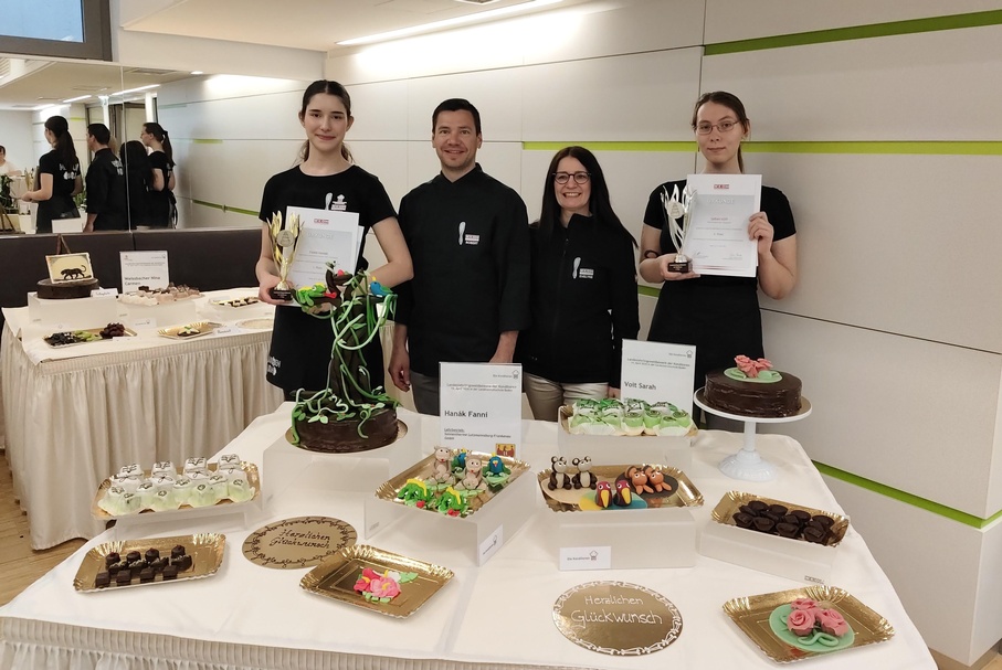 Fanni Hanák, Mst. Robert Gansfuss, MMst.in Evelyne Goldenits (Landesinnungsmeisterin der Konditoren) und Sarah Voit (v. l.) 