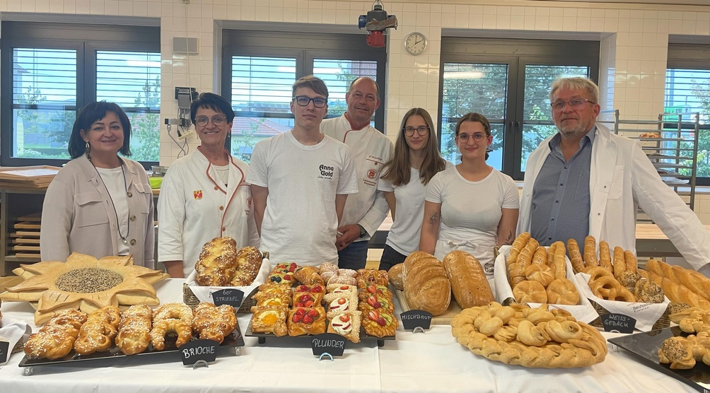 Sylvia Waba (Direktorin der BS Eisenstadt), Claudia Pichler-Schmaldienst (Prüfungskommission), Daniel Senetskyi, Friedrich Kiesling (Prüfungskommission) mit den frischgebackenen Fachkräften Laura Stefanie Wurzinger und Luise Petz sowie MSt. Johann Haider (Prüfungskommission) (v. l.) 