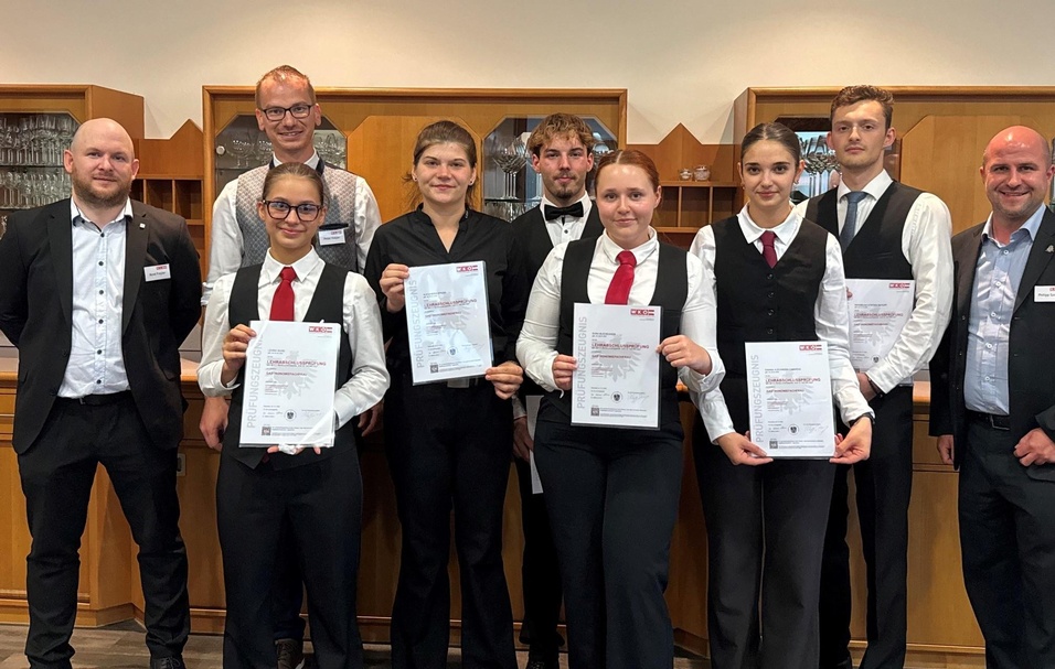 LAP Gastronomiefachleute:  René Freyler (Prüfer), Peter Halper (Prüfer), Leona Kainz, Alexandra Spiess, Elias Obrietan, Sara Buchegger, Daiana Camaras, Maximilian Schupp und Philipp Szemes (Prüfer) (v. l.)