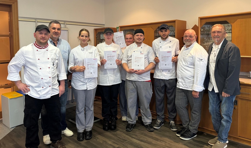 Rene Freyler und Johannes Schwarcz-Enzinger (beide Prüfungskommission), Katharina Eöry, Katharina Kachelmayer, Stefanie Riegler, Lukas Kalcher, Robin Azimi, Thomas Fuchs und Johannes Hadl (beide Prüfungskommission) (v. l.)