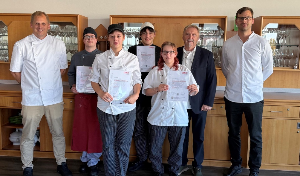 Prüfer Markus Buchner, Heinrich Kicker, Anja Kübler, Tarek Trabelsi, Jessica Loidl sowie die Prüfer Johannes Franz Hadl und Bernd Fleschitz (v. l.)
