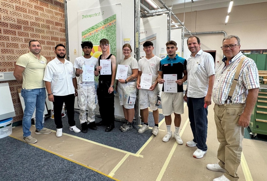 Hakki Karabulut, Halil Erkilic (Prüfungskommission), Mohammad Belal Fazli, Marcel Imrek, Yvonne Heißig, Andreas Zapfel, Mark Farkas, Landeslehrlingswart Mst. Markus Szerencsits und Clemens Becker (beide Prüfungskommission) 