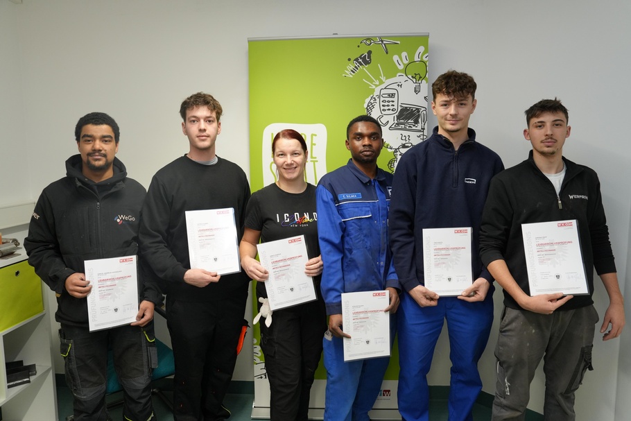 Samuel Hafenscher, Patrick Huber, Aniko Leopold, Exauce Sulaka, Timo Radits und Adriano Rapp (v. l.). 