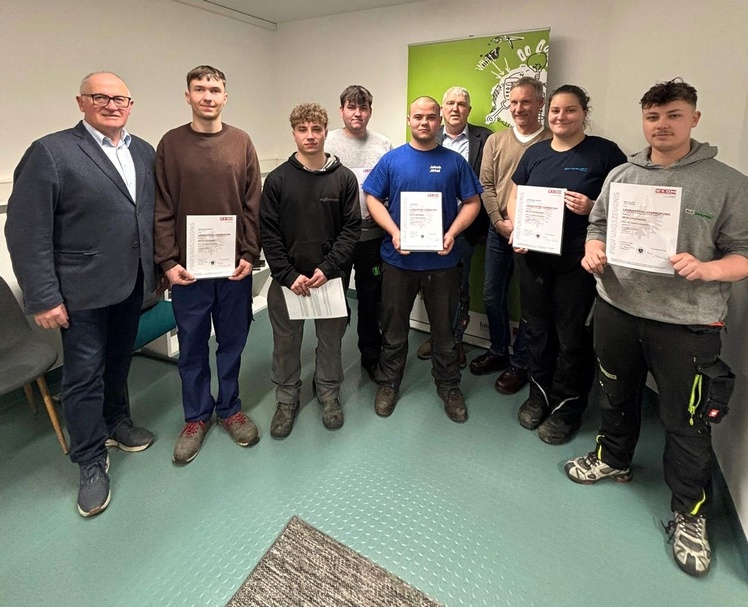 Hans Biribauer (Prüfungskommission), Andreas Schmiedt, Fabian Kottuschek, Christian Pamer, Jakob Jirkal, Markus Marchhart und Johann Pimperl (beide Prüfungskommission) sowie Stephanie Gebhart und Nico Glatz (v. l.). 