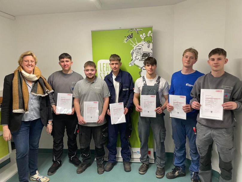 Caroline Biribauer (Vorsitzende der Prüfungskommission), Tobias Eitzenberger,  Simon Seifert, Marvin Fandl, Andreas Huber, Peter Rosner und Fabian Freyter (v. l.).