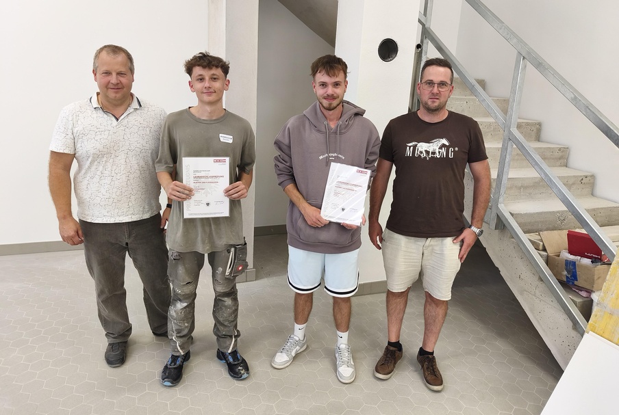 Bernhard Friedl (Prüfungskommission), Sandro Spatzenegger, Benjamin Pieler und Martin Ringbauer (Prüfungskommission) (v. l.) 