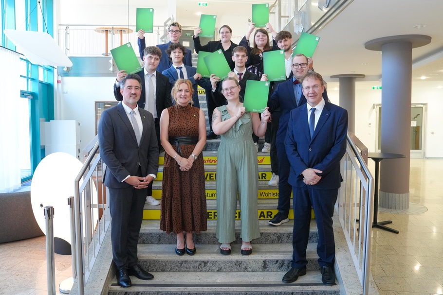 WIFI-Institutsleiter Thomas Jestl (vorne l.), Daniela Salamon (WIFI) (vorne 2. v. l.) und HTL-Abteilungsvorstand Michael Szivatz (vorne r.) mit den „Lehre mit Matura“-Absolventen 
