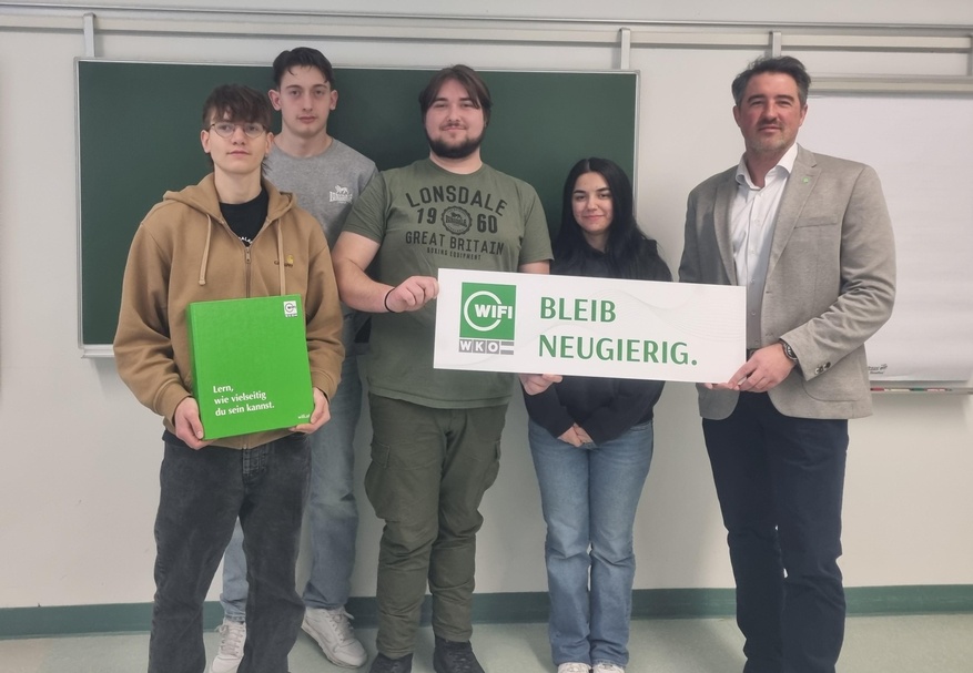 Startklar für den neuen „Lehre mit Matura“-Lehrgang: David Thurner, Deniz Damian, Alexander Paraskevaidis und Andra Nicole Constantin mit WIFI-Institutsleiter Thomas Jestl (v. l.) 