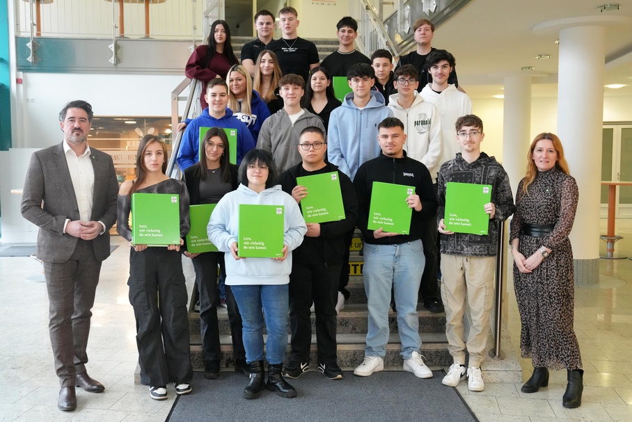 WIFI-Institutsleiter Thomas Jestl (l.) und Daniela Salamon (WIFI) (r.) mit den Teilnehmern des heurigen Lehrgangs. 