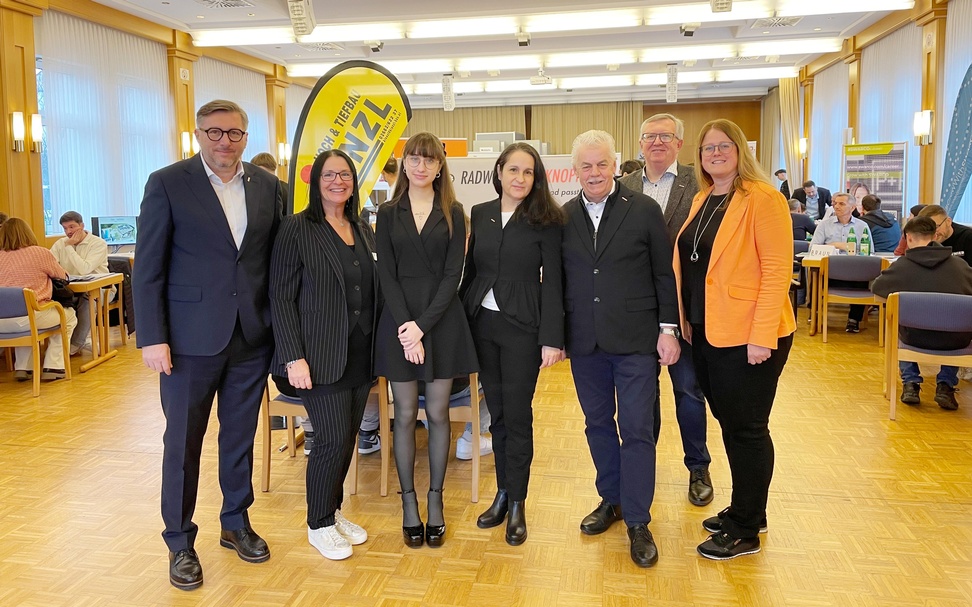 Harald Schermann (Wirtschaftskammerdirektor), Jutta Mohl (Geschäftsstellenleiterin AMS Oberpullendorf), Leonie Hallwachs (Schülerin), Sabine Lehner (Leiterin der Abteilung Bildung und Lehre in der WK Burgenland), KommR Stefan Kneisz (WK-Regionalstellenobmann), Freddy Fellinger (WK-Regionalstellenleiter) und Karin Steiner (Landesgeschäftsführer-Stv. AMS) (v. l.). 