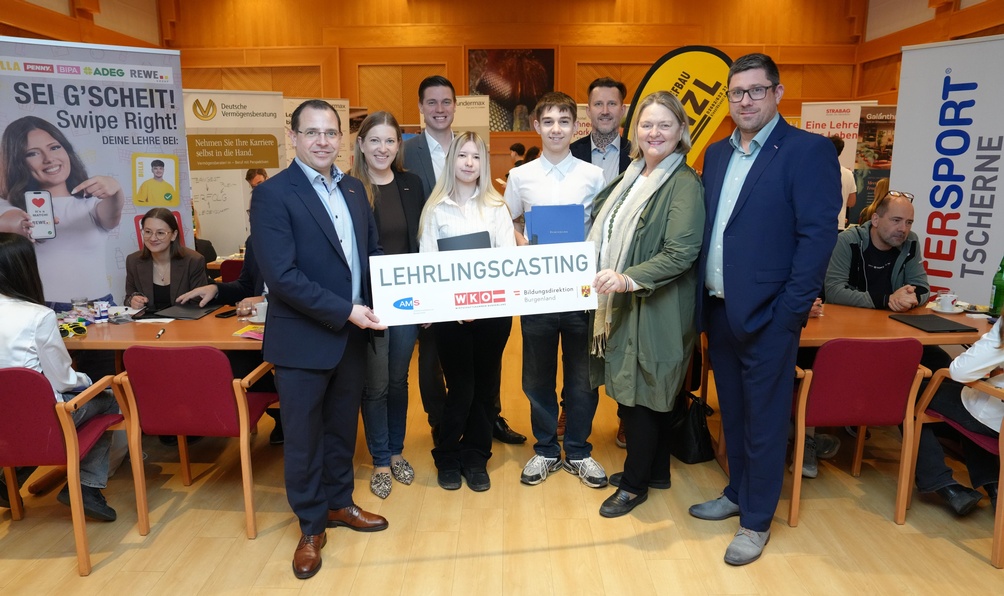 Wirtschaftskammerpräsident Mst. Andreas Wirth, Regionalstellenleiterin Evelyn Zarits, Schulqualitätsmanager Daniel Baumann (Bildungsdirektion), Schülerin Elina Pointner, Schüler Peter Gossmann, Christoph Pronai-Mariel (Bildungsdirektion), AMS-Landesgeschäftsführerin Helene Sengstbratl und Regionalstellenobmann Rene Fasching (v. l.) 