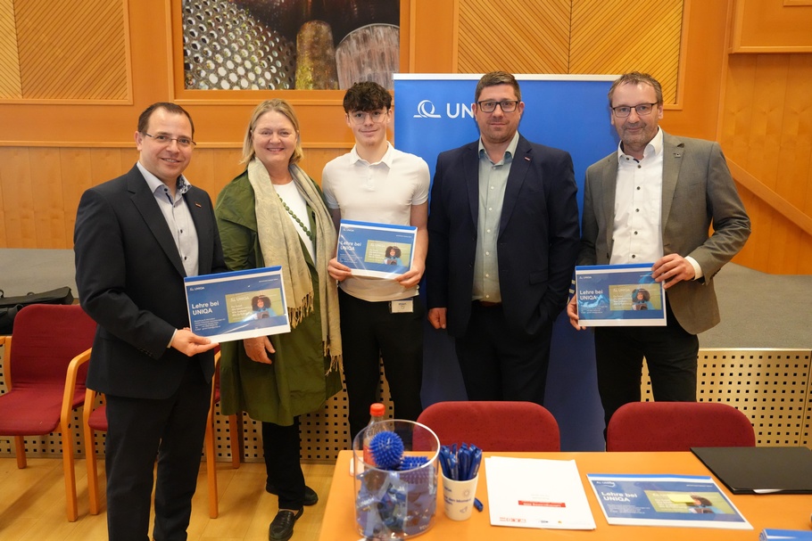 Wirtschaftskammerpräsident Mst. Andreas Wirth, AMS-Landesgeschäftsführerin Helene Sengstbratl, Uniqa-Lehrling Daniel Koch, Regionalstellenobmann Rene Fasching und Uniqa-Vertriebstrainer Gerald Hicke (v. l.) 